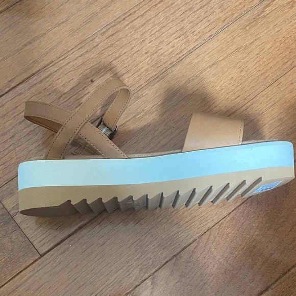 TOMS Women's Tan Platform Sandals - Picture 7 of 7